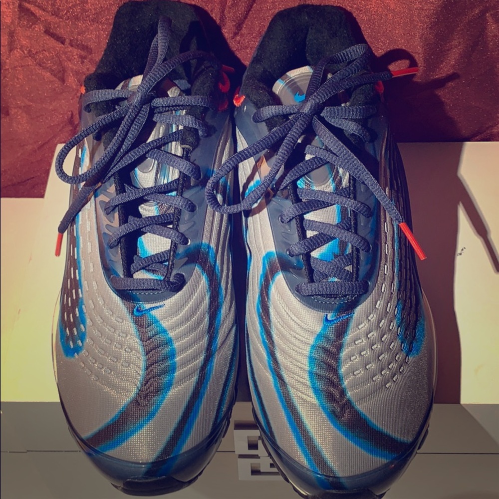 Nike gray tennis shoe